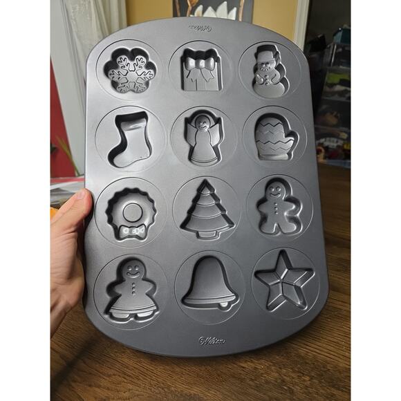 Wilton 12-CAVITY COOKIE PAN ~ 12 Different Christmas designs Dark Non-Stick tS2 - Picture 4 of 12
